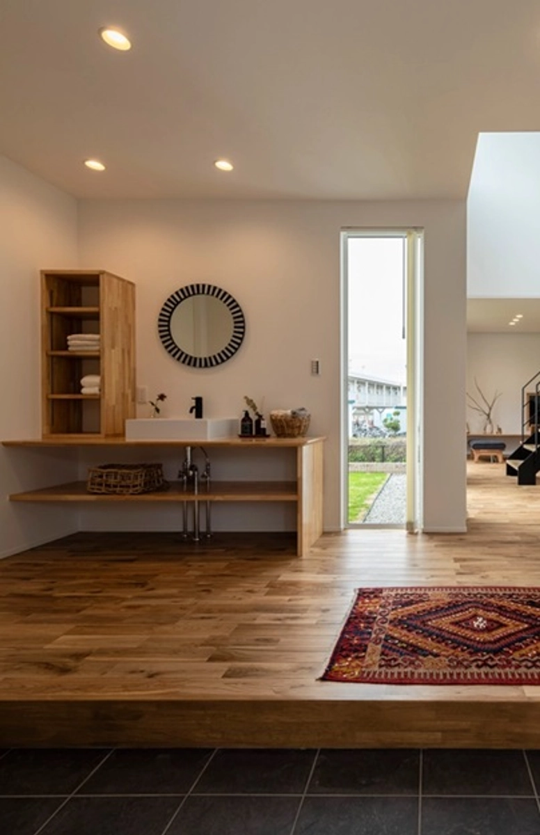 玄関土間からリビングと洗面コーナーへ繋がるオープンな動線