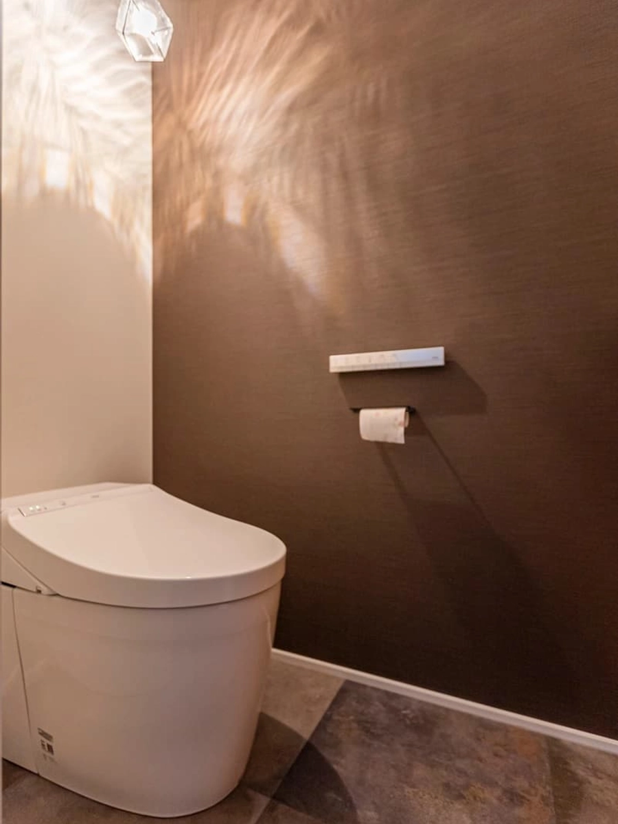 光の広がり方が美しいペンダントライトを採用したトイレ