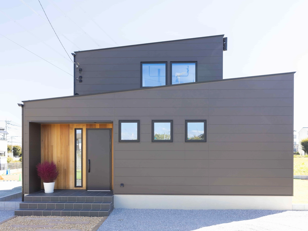 黒いスタイリッシュな外観の2階建ての家