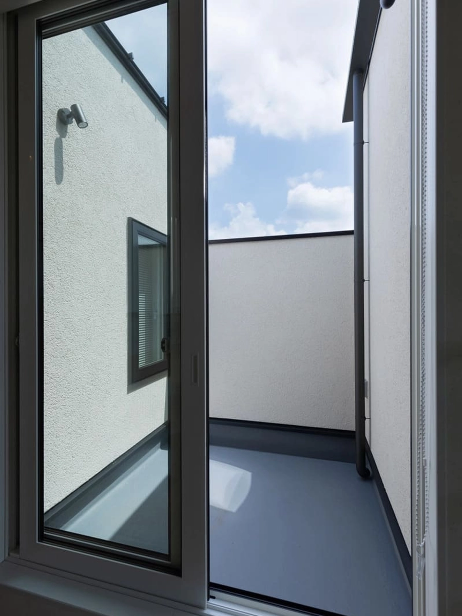 高い壁で囲まれたバルコニー