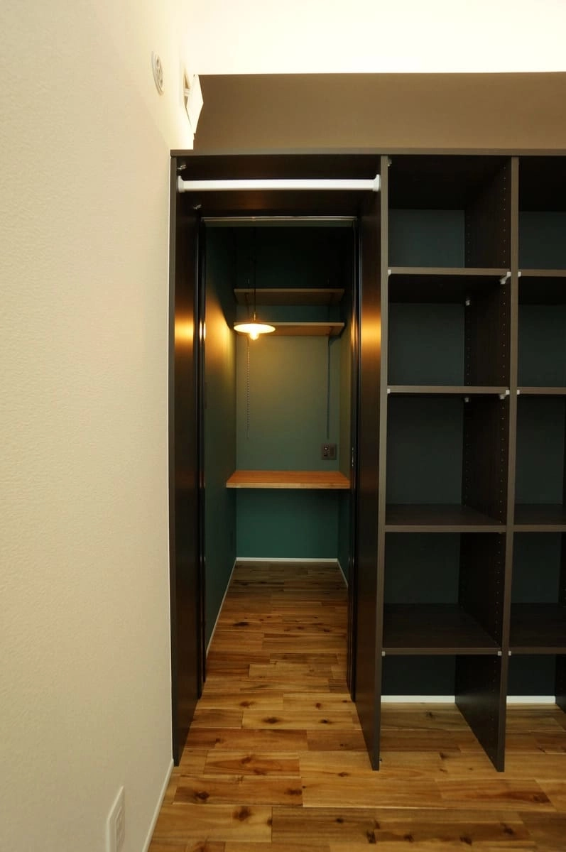 ハンガーラックの奥にある隠し部屋