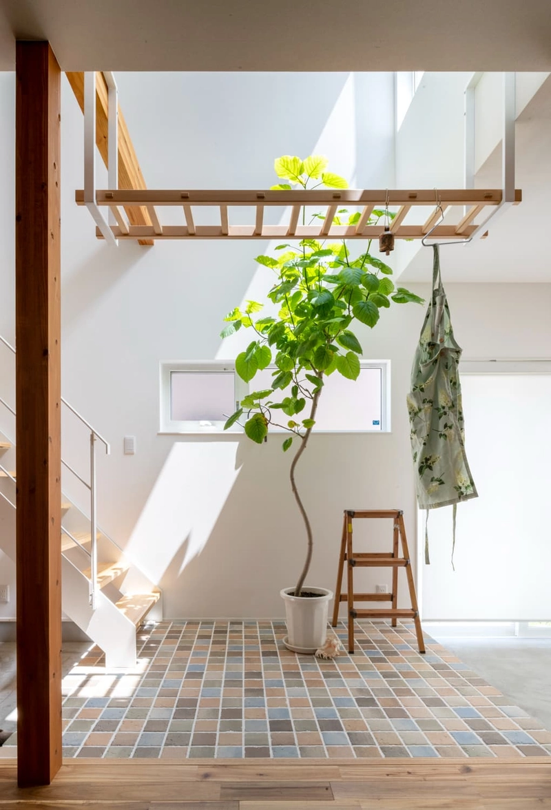 階段まわり‗観葉植物とタイル床と階段