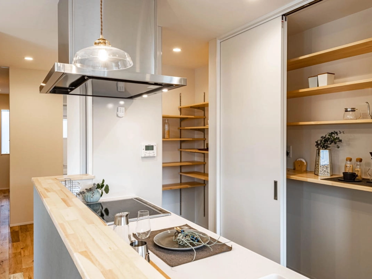 洗面室・ランドリーとつながるパントリー