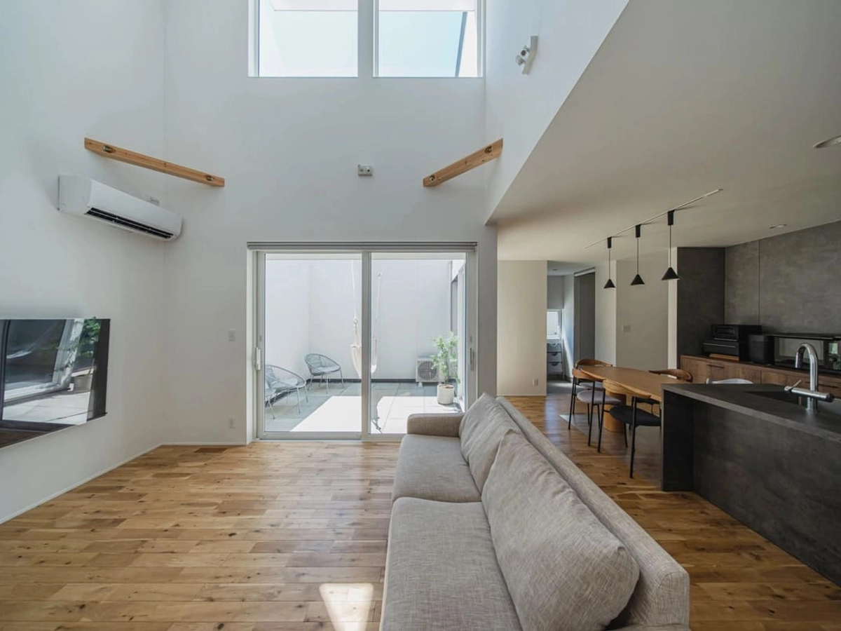 白と木目ですっきりとした印象のLDK