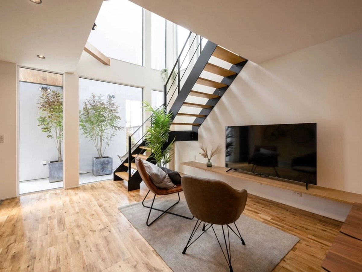 プライバシーを確保しつつ光を取り入れる吹き抜け