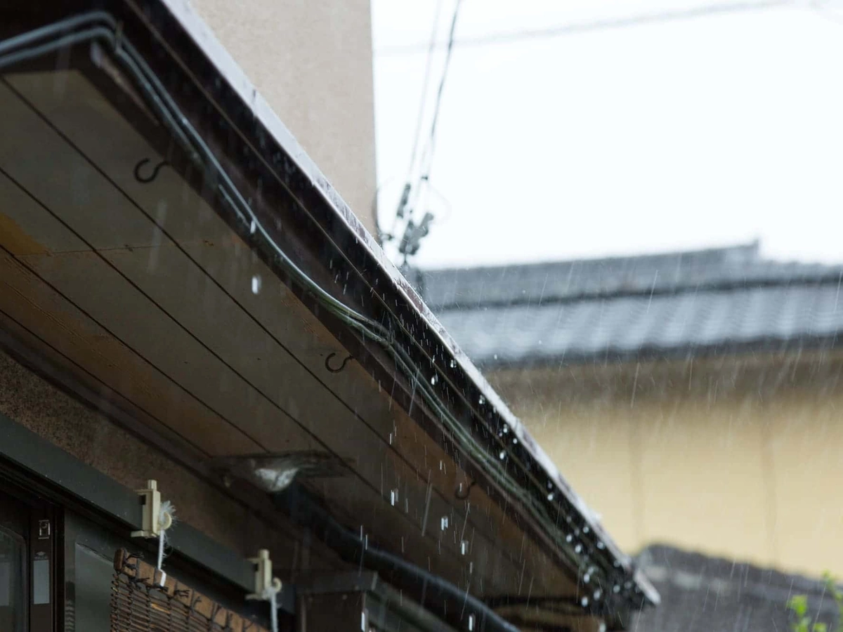 大雨が降る軒先