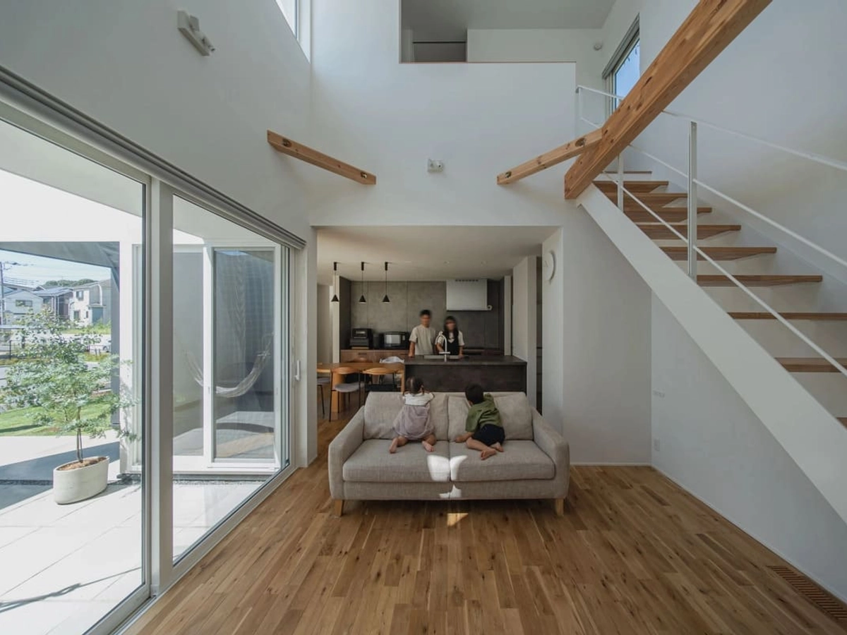 庭に面した大きな窓や吹き抜けのあるLDK