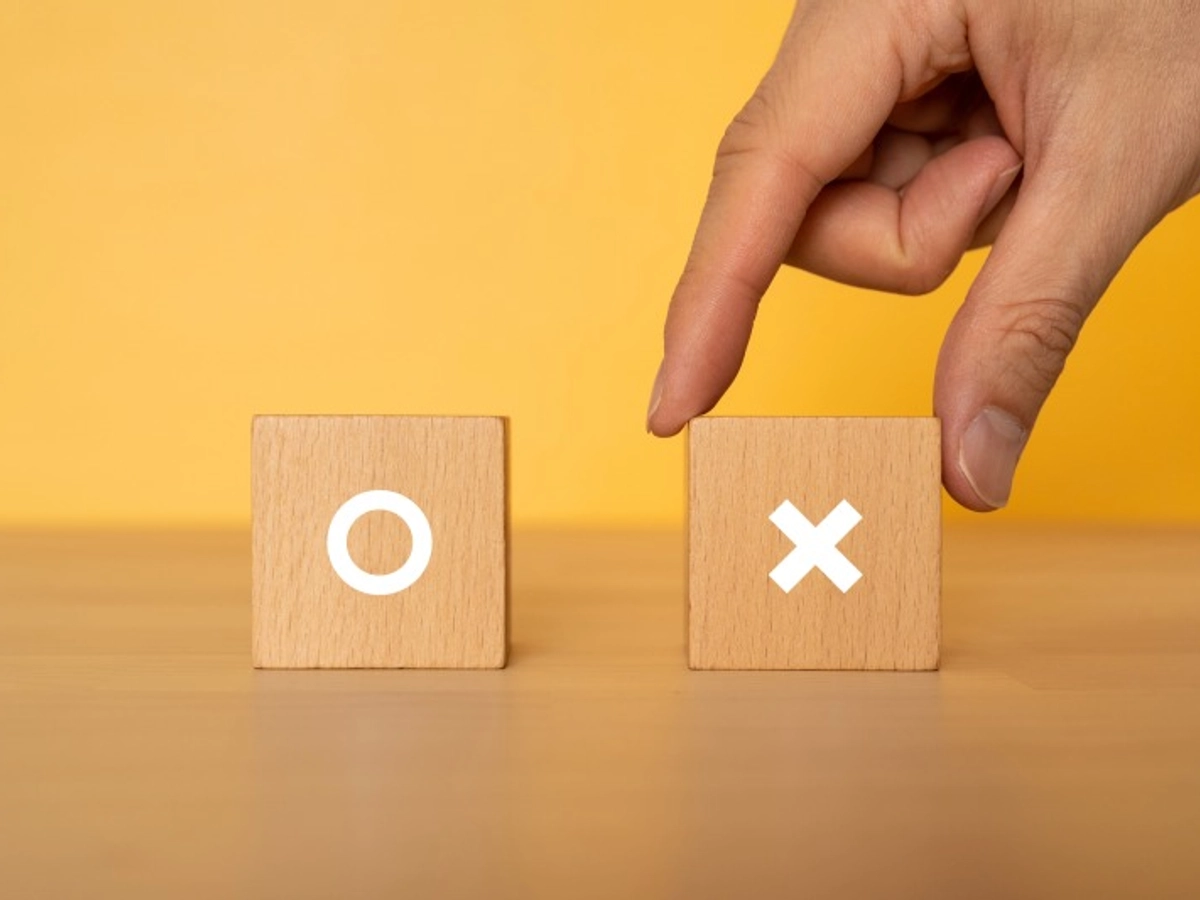 ○×マークの積み木と手