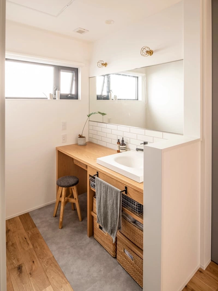 高窓から光が入るナチュラルな独立洗面所