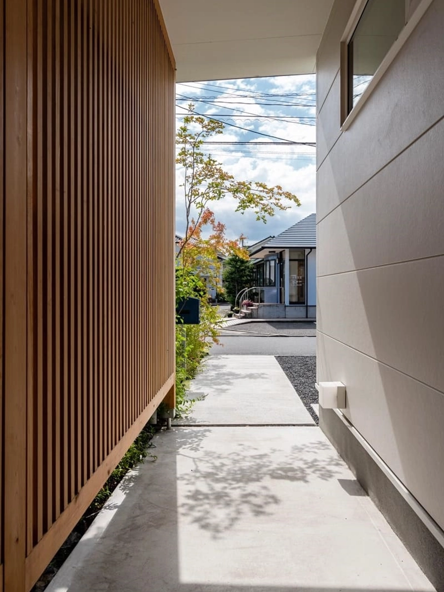 杉の格子の玄関アプローチ