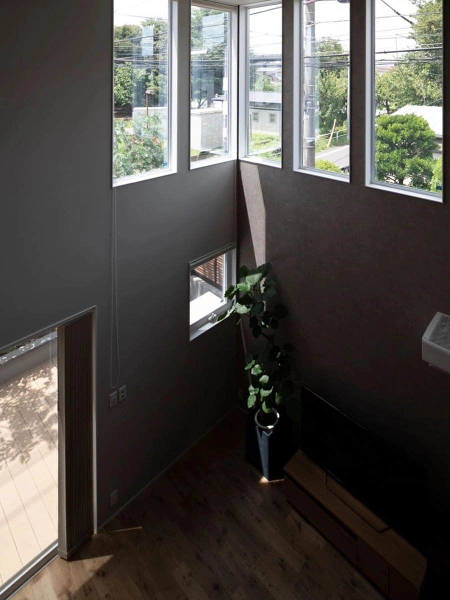 縦長のハイサイドライトが設置された吹き抜け