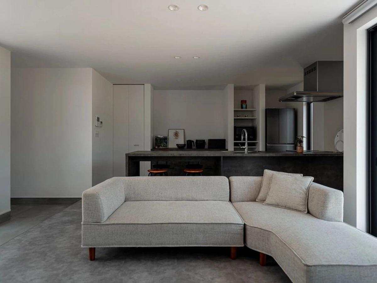 キッチンカウンターとテーブルをつなげたダイニング