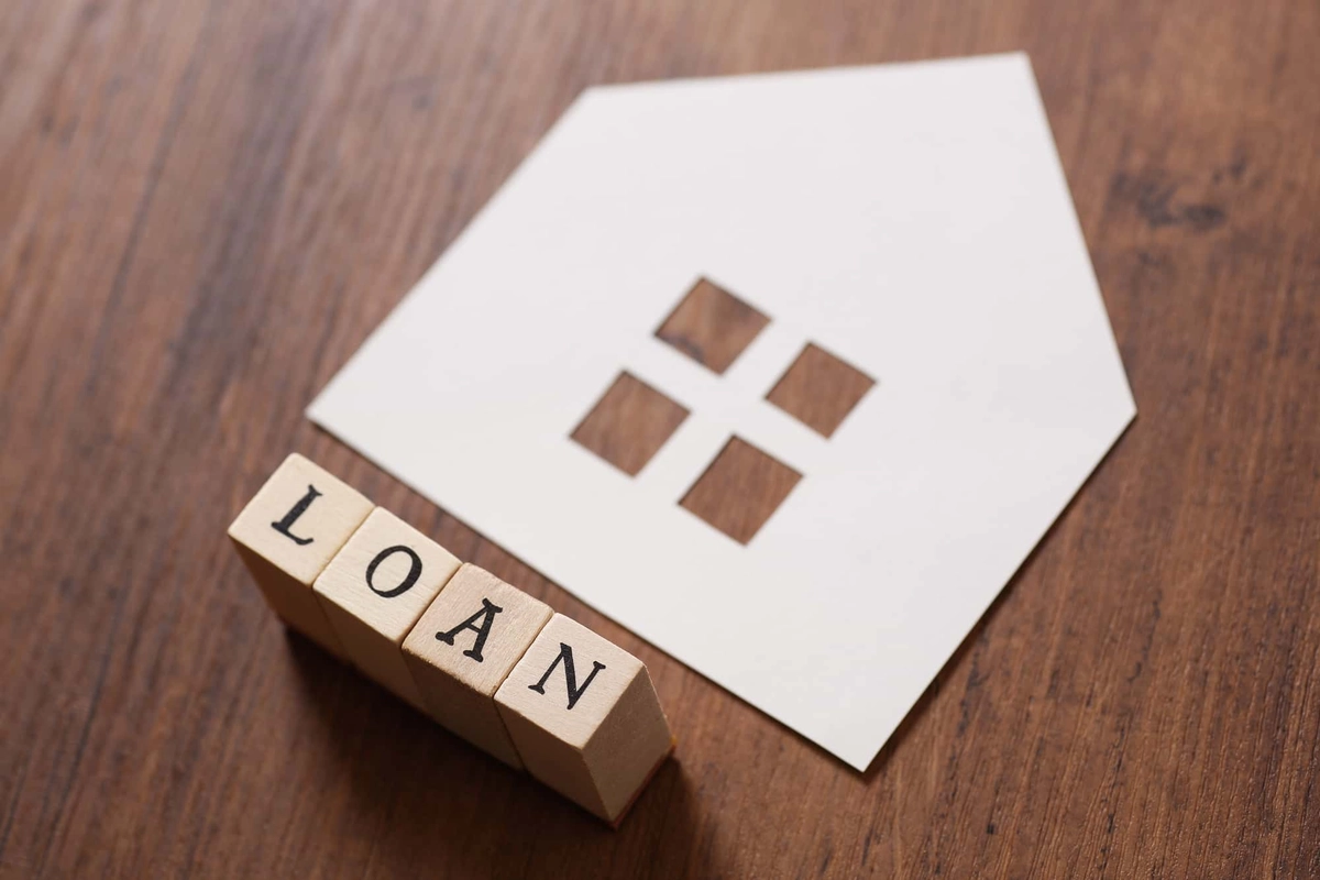 LOANと印字されたブロックと家の形の白いペーパークラフト