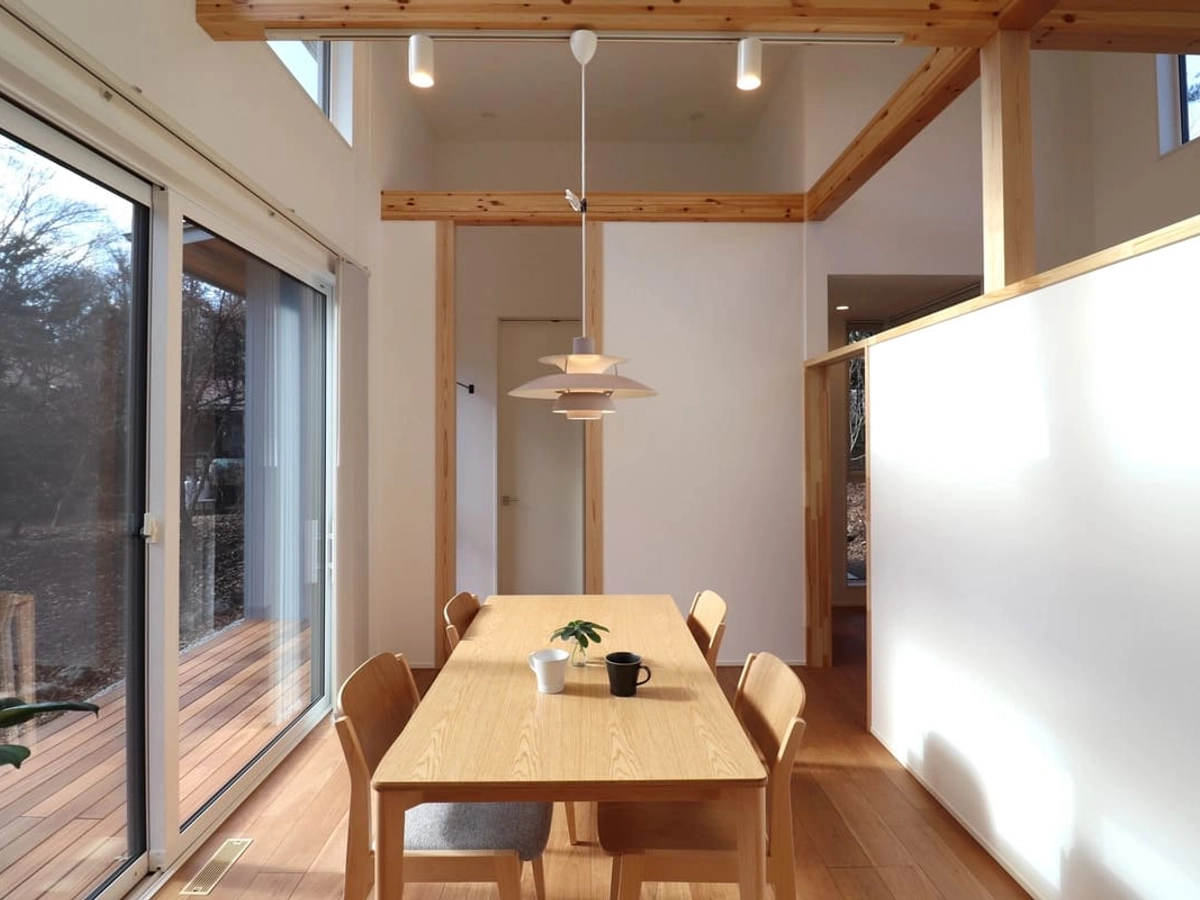 家にいながら空を眺めることのできる吹き抜け上部の窓