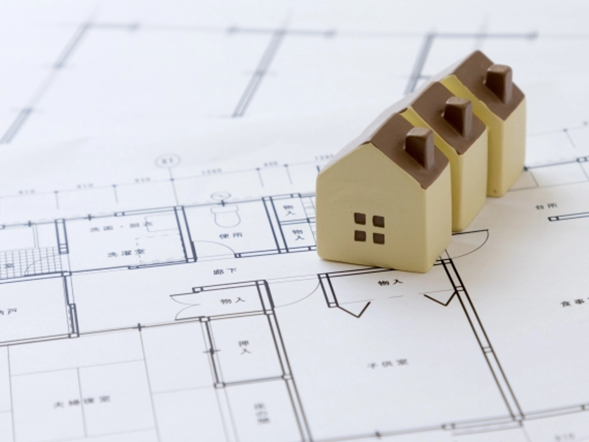 間取り図の上に3つ並んだ家の積み木