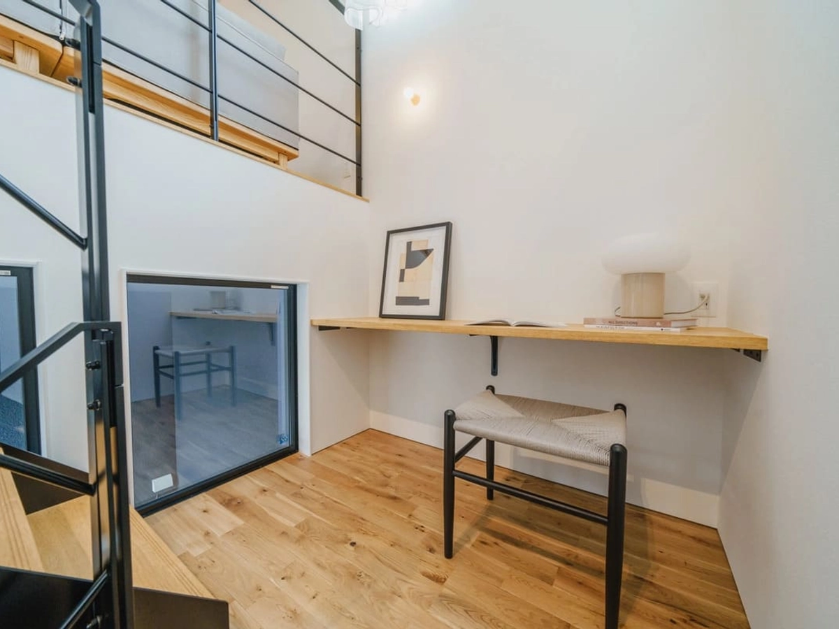 階段の踊り場に設置されたワークスペース