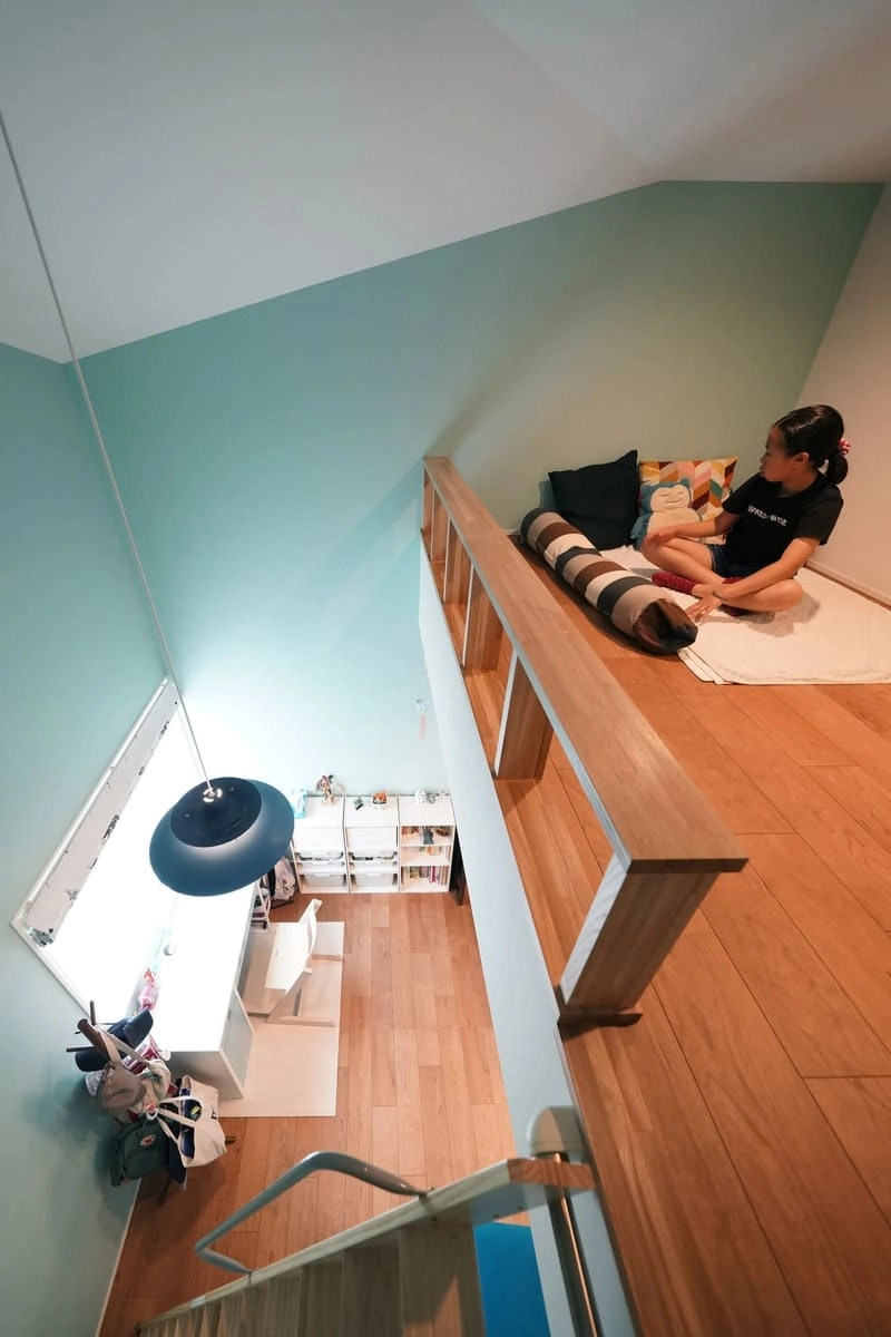 ロフトがある明るいブルーの壁が印象的な子ども部屋