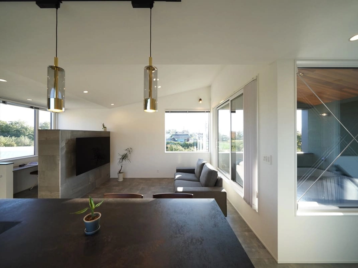 キッチンから見たリビングとインナーバルコニー