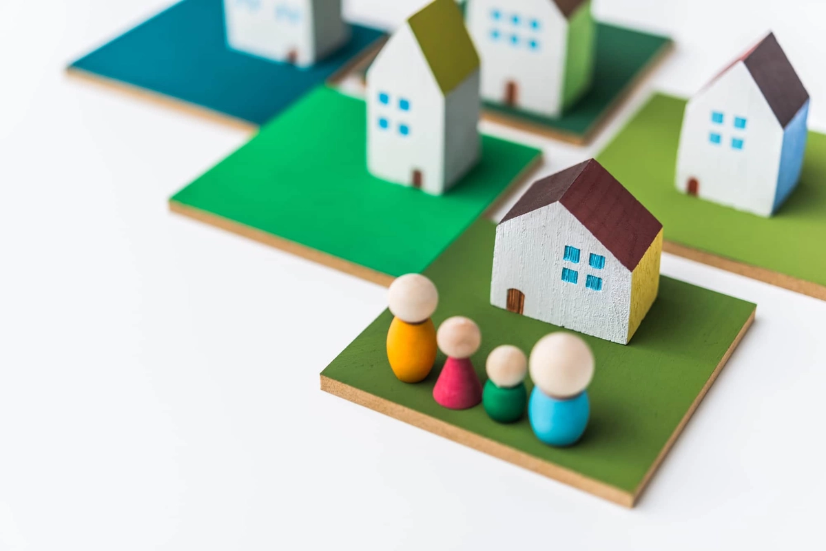 庭付き戸建て住宅と家族のフィギュア