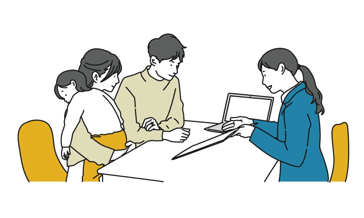 対面で説明を受ける若い夫婦と抱っこされたこども