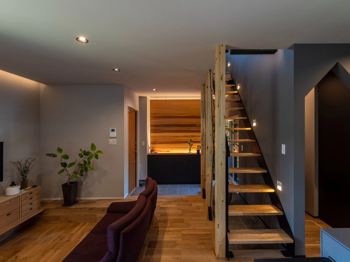 落ち着いたダウンライトのリビングと階段