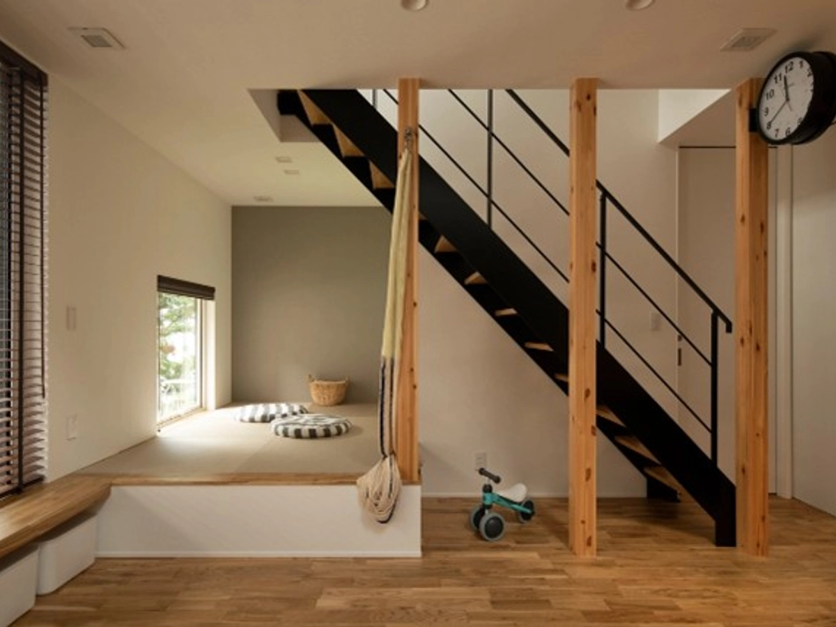 窓際のベンチと高さをそろえた小上りの畳スペース