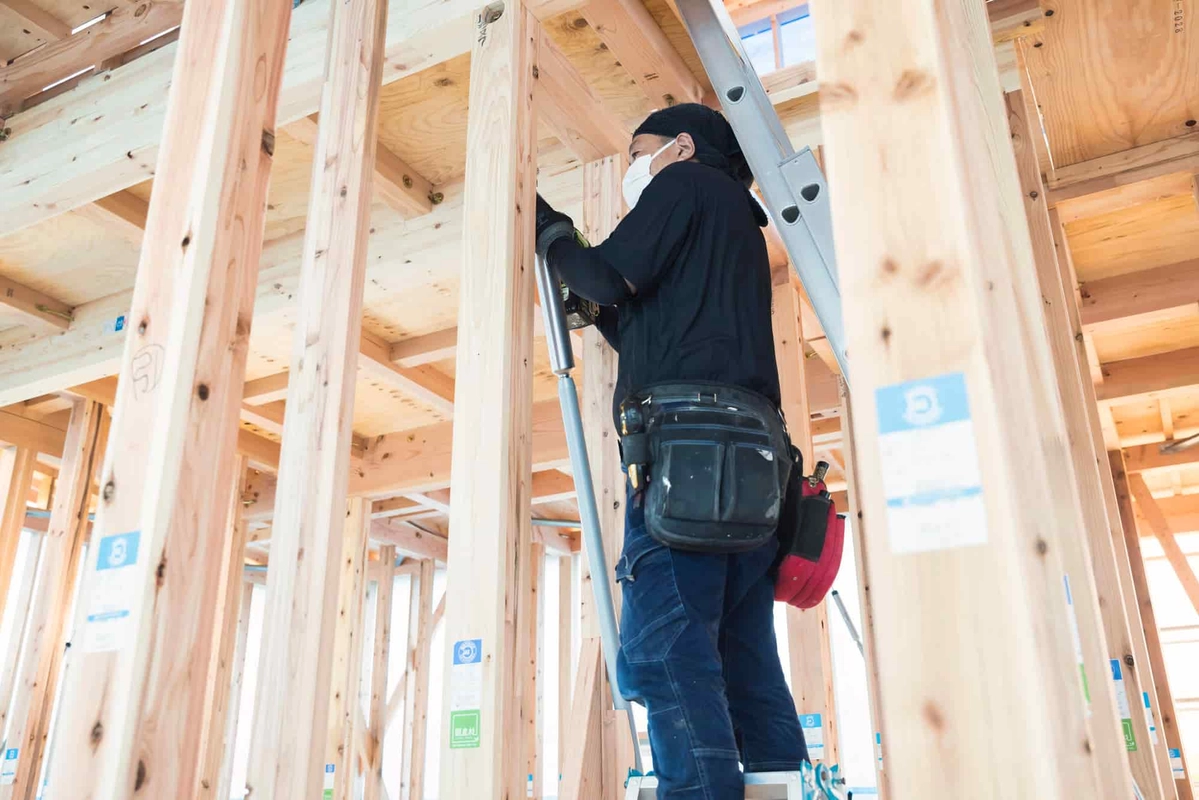 一般住宅に制震ダンパーを取り付ける大工