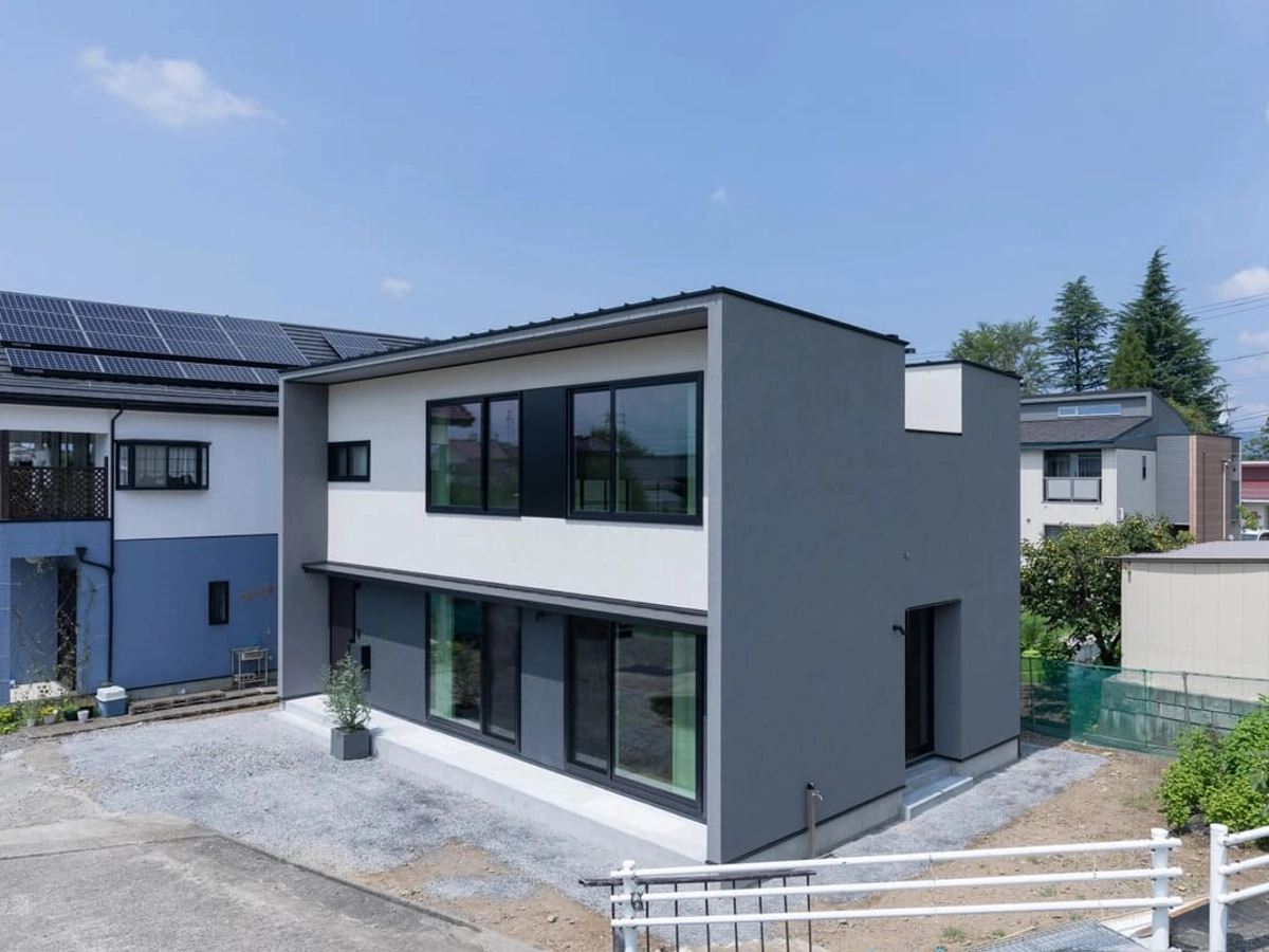 グレーと白の二階建ての家