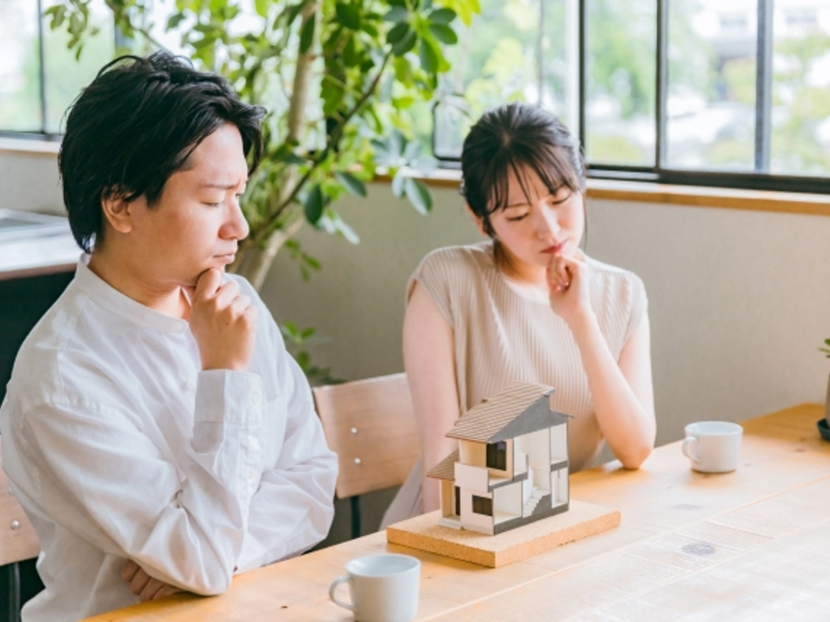 住宅模型を見ながら悩む夫婦