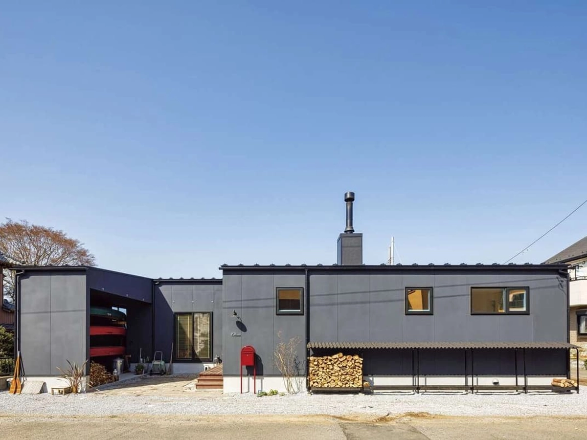 屋根の上についた薪ストーブの煙突がアクセントの家