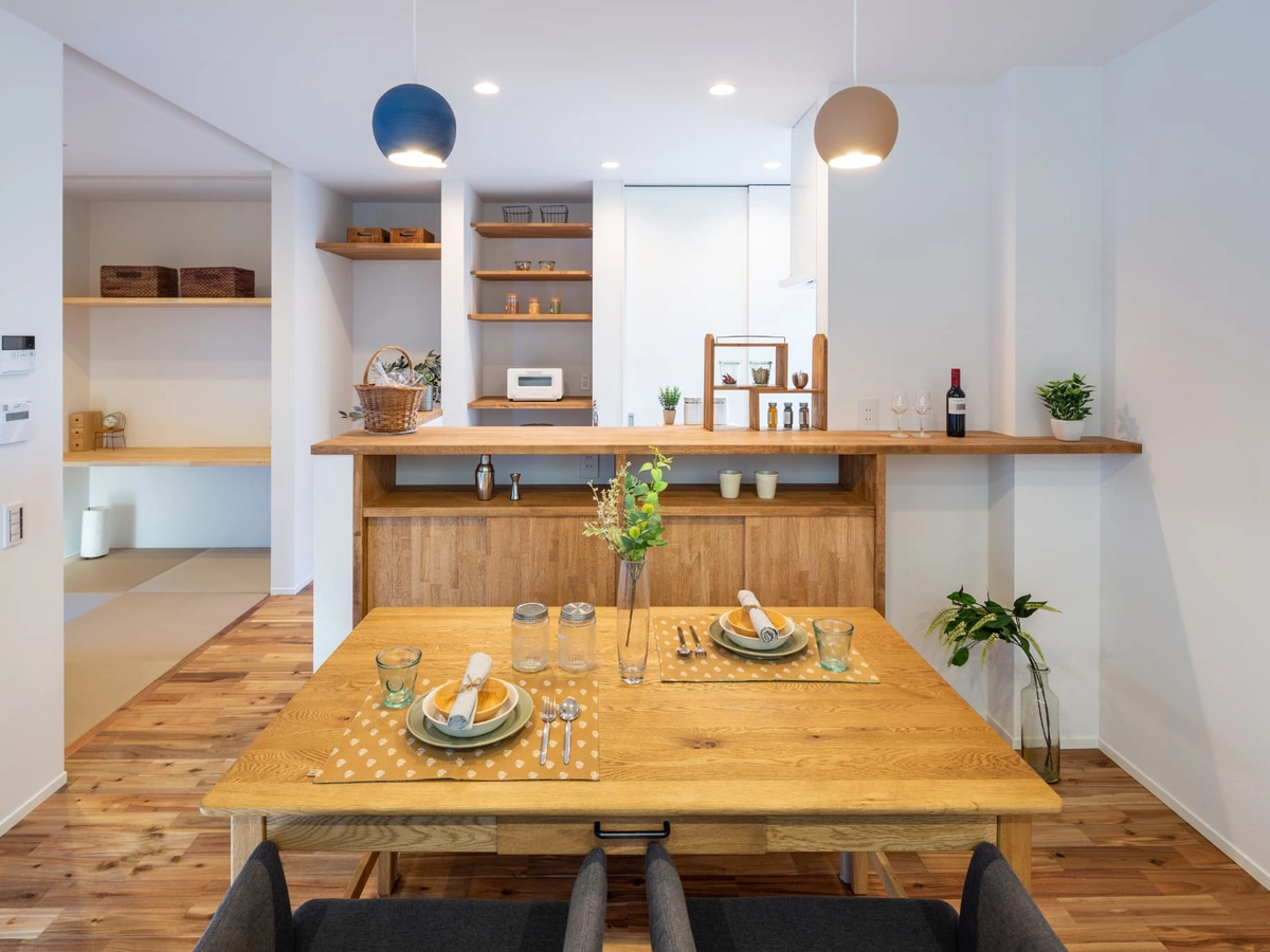 木目のダイニングキッチンと畳スペース