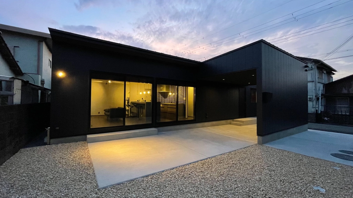 夕暮れの風景と馴染む黒い平屋