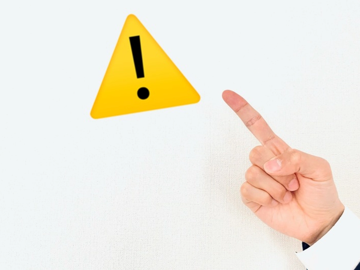 注意を呼びかける男性の手