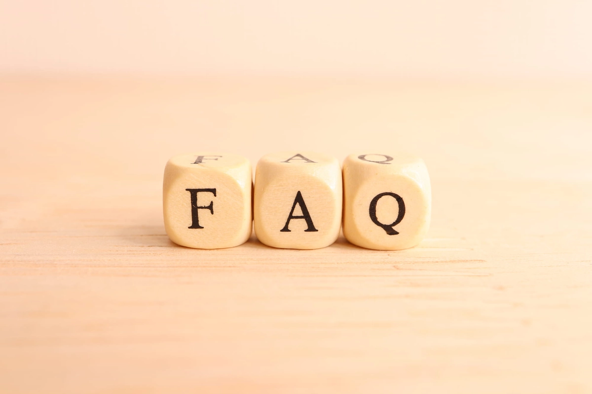 FAQと印字されたブロック