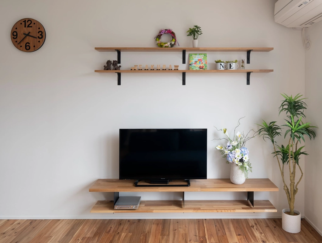 ウォールシェルフのおしゃれですっきりとしたリビング