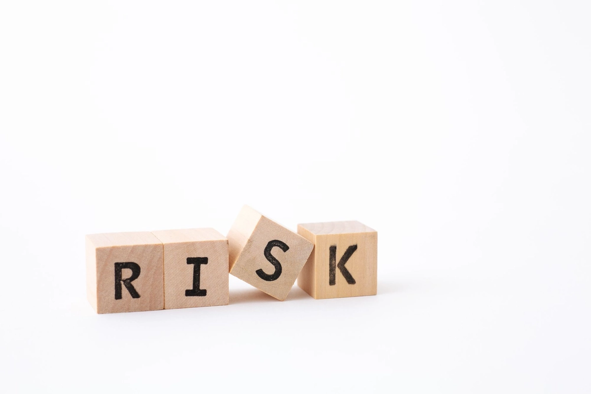 RISKと書かれた積み木