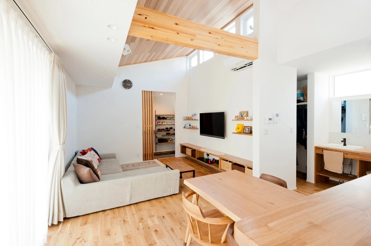 勾配天井と化粧梁が特徴的な開放感あふれるリビングルーム