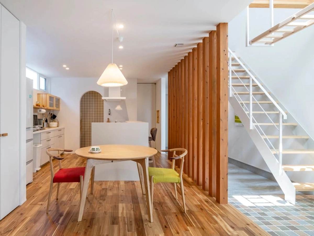 うんていの設置された土間とつながるダイニング