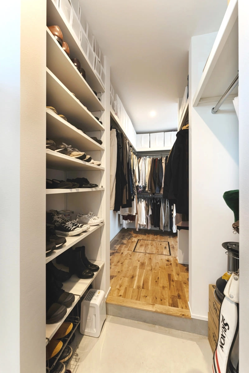 大容量のファミリークローゼットにつながるシュークローゼット