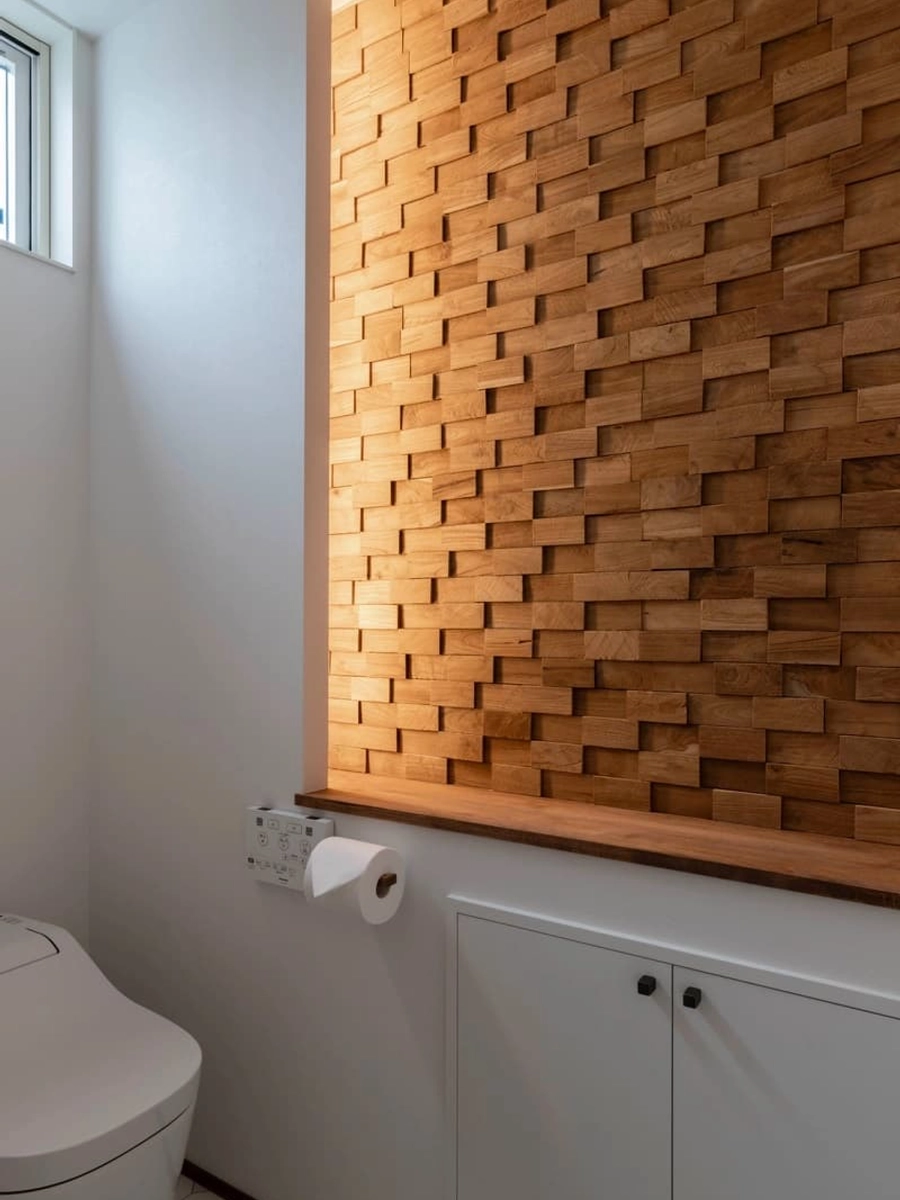 天然木を組み合わせたパネルを採用したトイレ