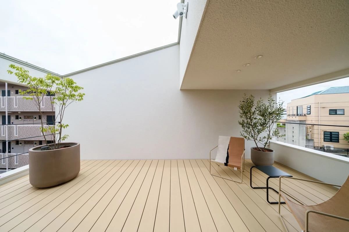 観葉植物とイス・テーブルが置かれた広々としたルーフバルコニー