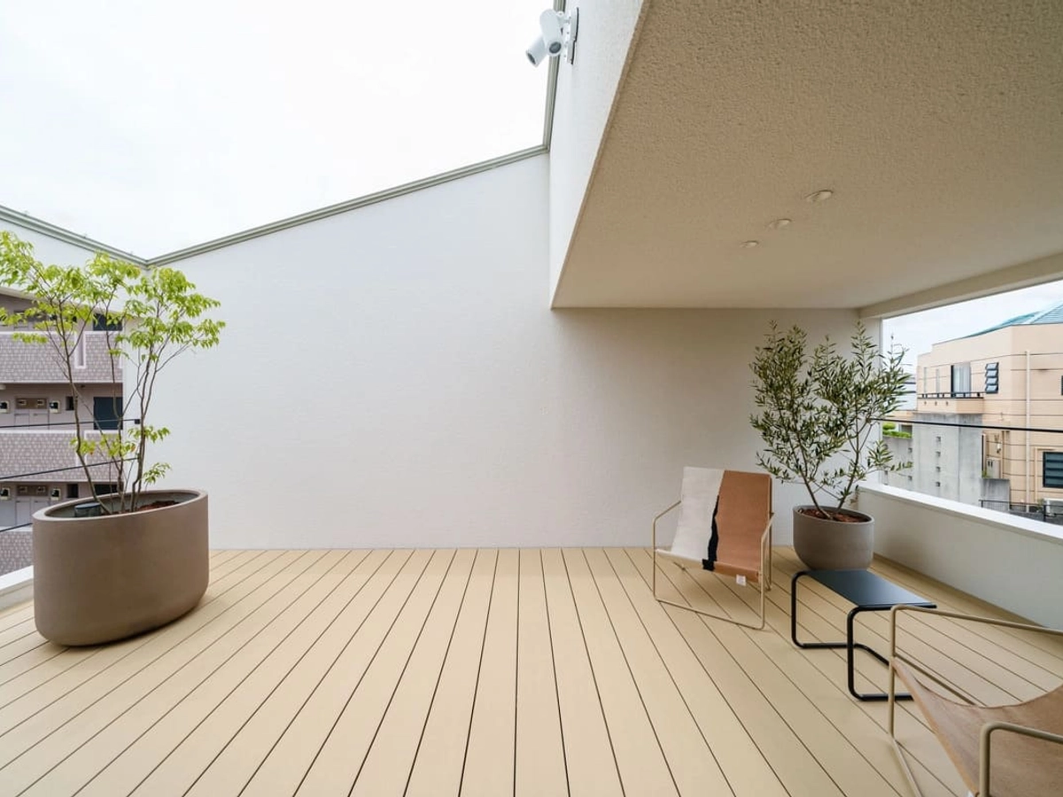 観葉植物とイス・テーブルが置かれた広々としたルーフバルコニー