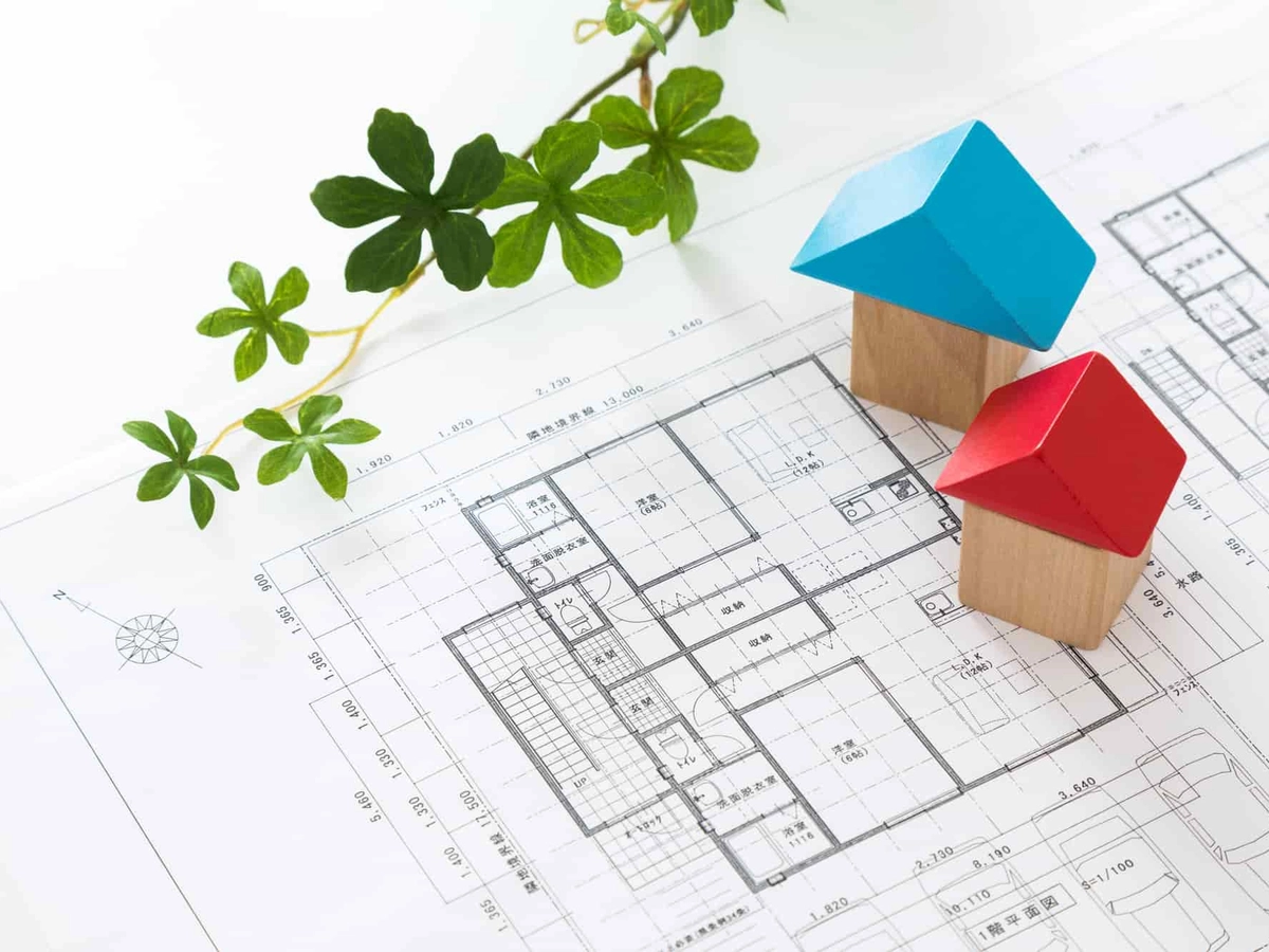 住宅図面に置かれたミニチュアの家
