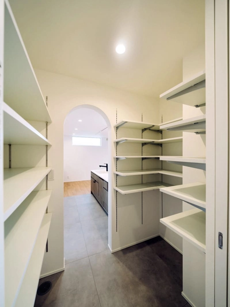 アーチ型の入口の大容量パントリー