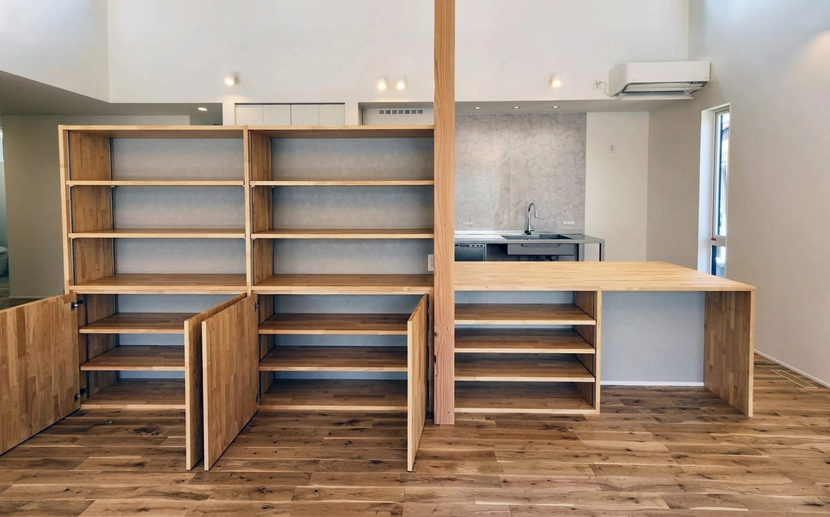 造作棚と一体化した木目の美しいキッチンカウンター