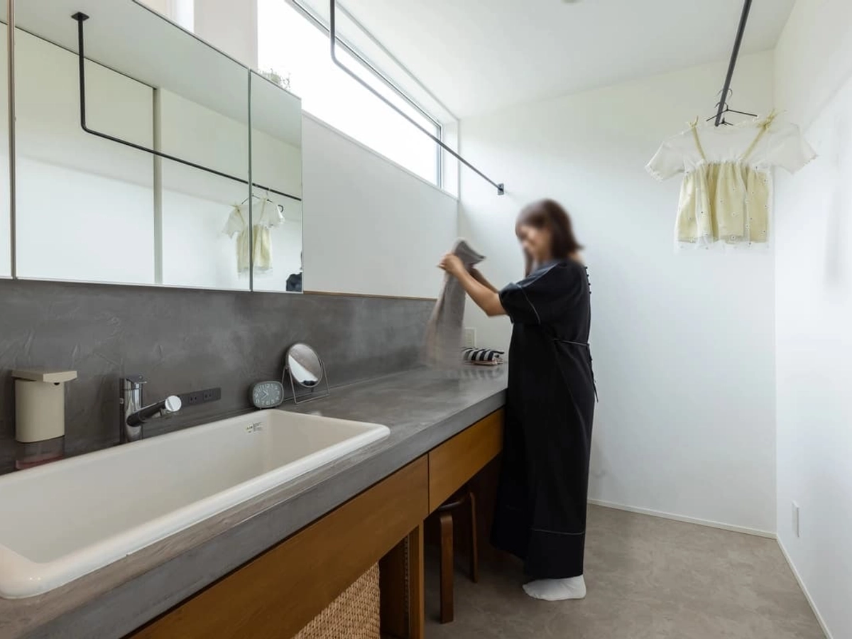 デコリエ仕上げの横長洗面台