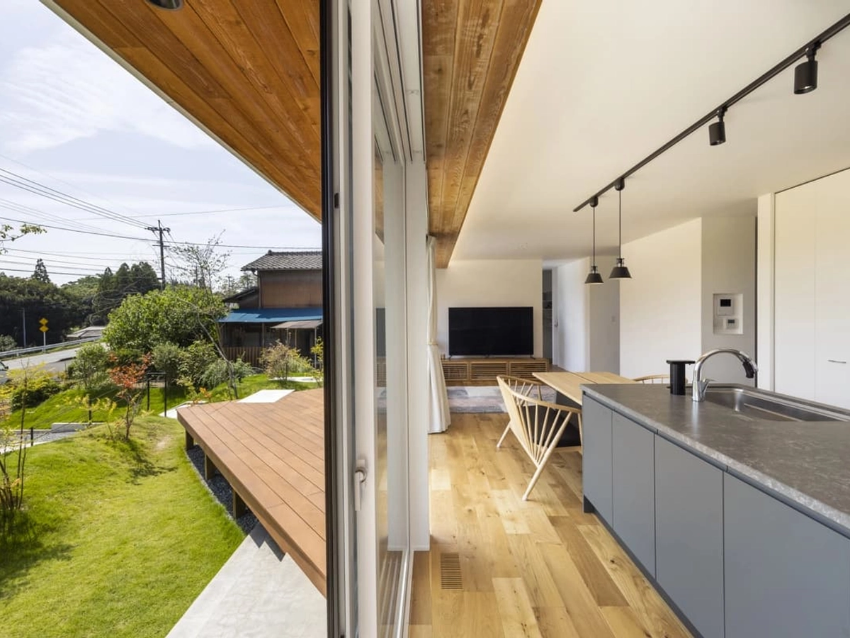 窓に面してる開放的なキッチン