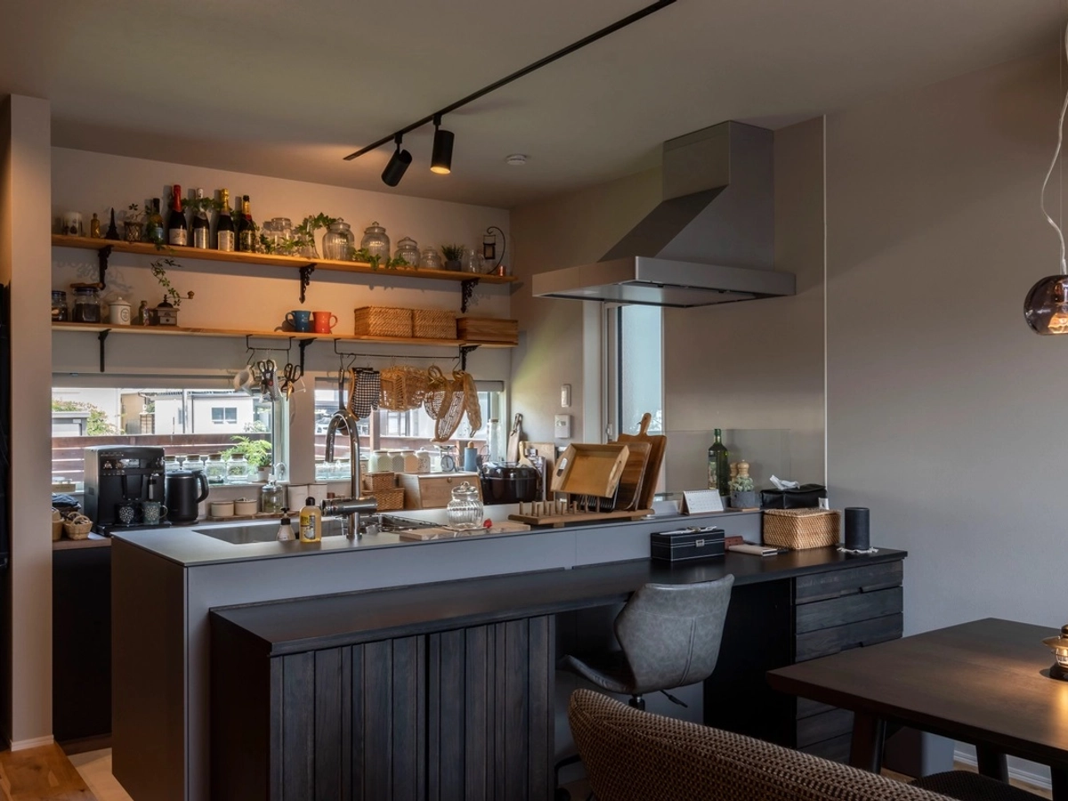 床が1段低く設計されたキッチン