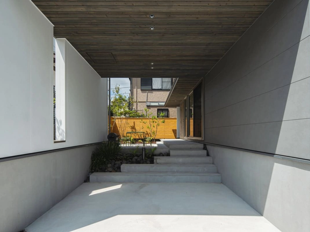 ガレージ兼ピロティ