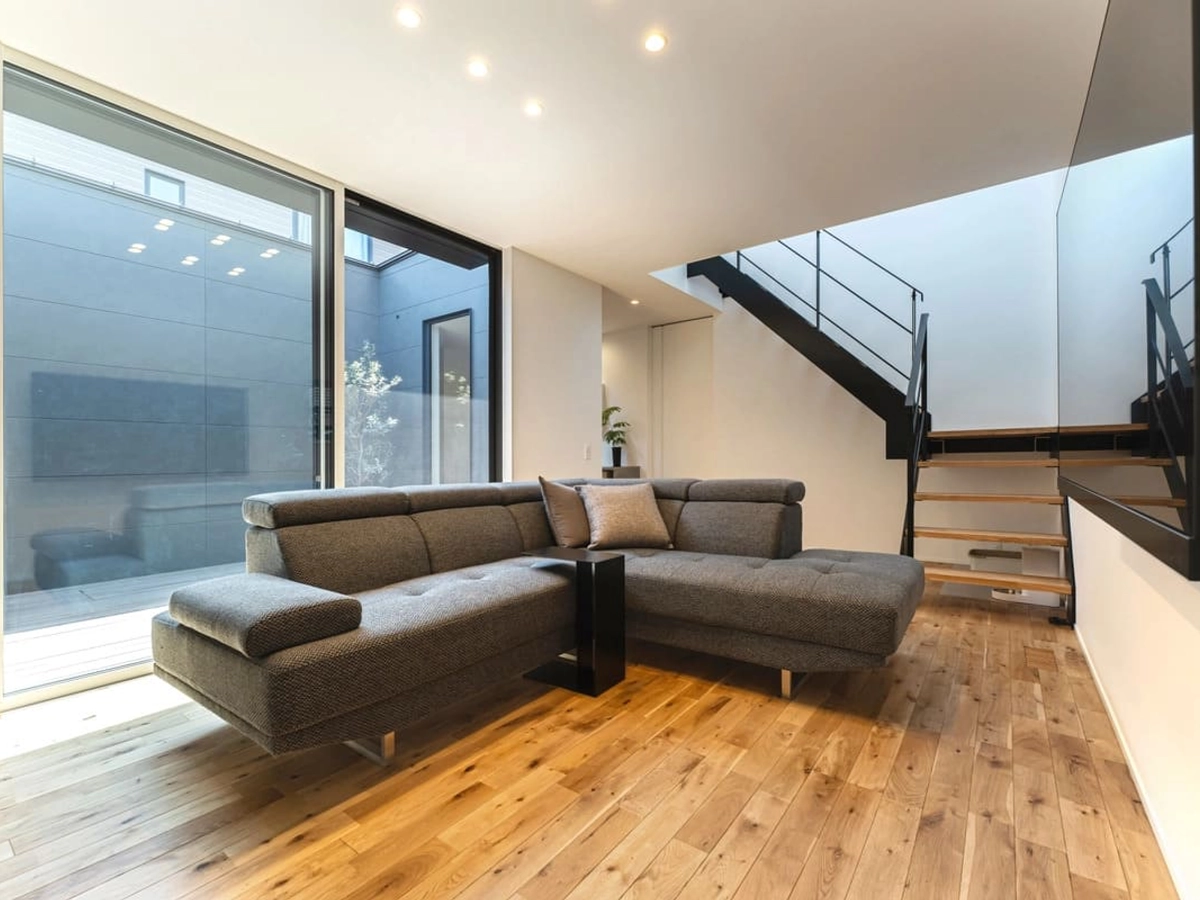 中庭と吹き抜けから自然光を取り込むリビング